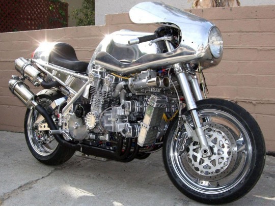 A gyönyör a maga valójában: Honda CBX2000 V12