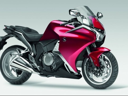 A Honda VFR lesz az első, duplakuplungos váltóval megvásárolható motorkerékpár