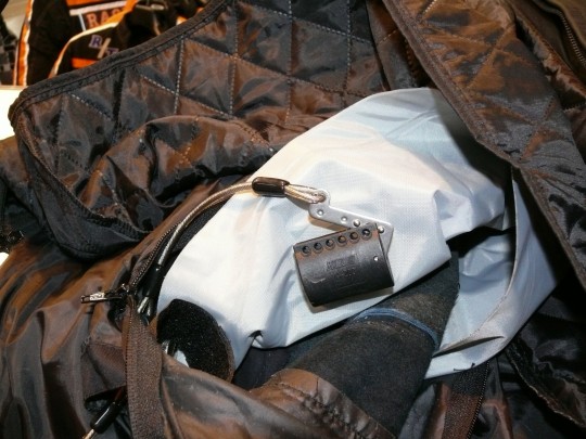 A kabát belsejében a légzsák háti része, mellette a csapszeg, amely rántásra aktiválja a patront és ezzel az egész rendszert (további részletek a galériában, kattints a képre!)