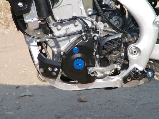 A fekete-kék motorborításról azonosíthatóak a 2012-es gépek. Ameddig be nem fedi őket a por és a sár...