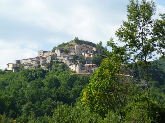 Tipikus közép-olaszországi falu a dombtetőn