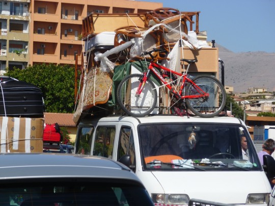 A hazalátogató tunéziai vendégmunkások autóinak tetején szinte minden előfordult