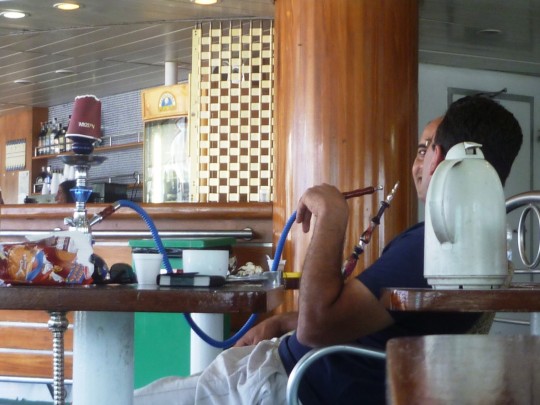 Társasági élet a fedélzeten, vizipipákkal és kávézással egybekötve