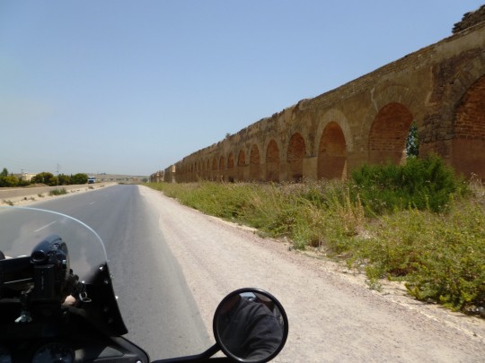 Jó darabon az évezredes építmény mellett haladtunk Tunisz felé