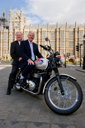 A Triumph elnöke és John Major volt miniszterelnök a különlegesség nyergében