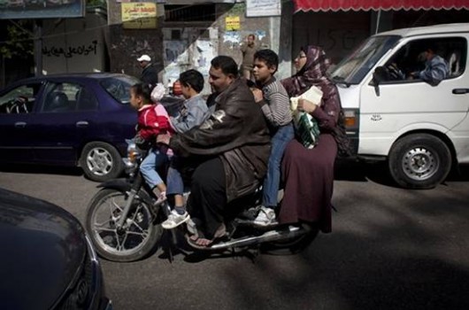 Ezt hogy éli túl a szerencsétlen kétkerekű??? (Fotó: AP Photo, Nasser Nasser)