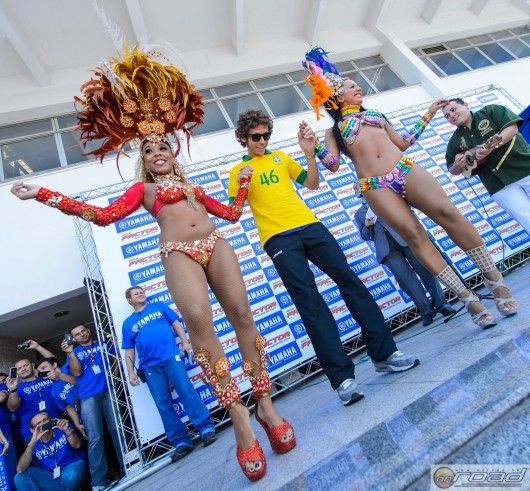 A Doktor kapott neki készült brazil mezt is, és bohóckodhatott két szép táncosnővel a nagy nyilvánosság előtt (a képre kattintva galéria nyílik)
