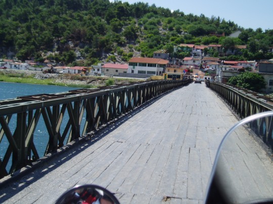 A híd Skhoder városában, ami nincsen kitáblázva, de az egyetlen út vissza Északra a határ felé