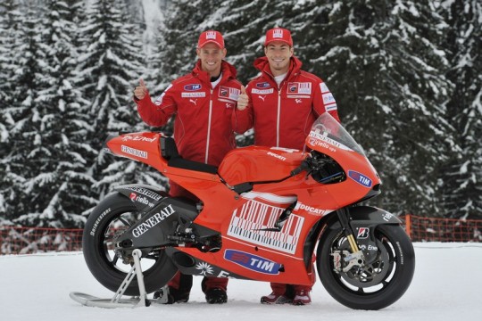 Stoner, Hayden és a Ducati GP10 (katt a képre a galériához!)