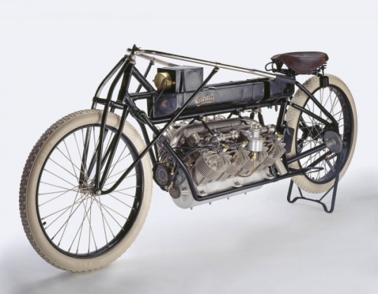 Curtiss 1907-es rekordját egy ilyen V8-as motorral érte el