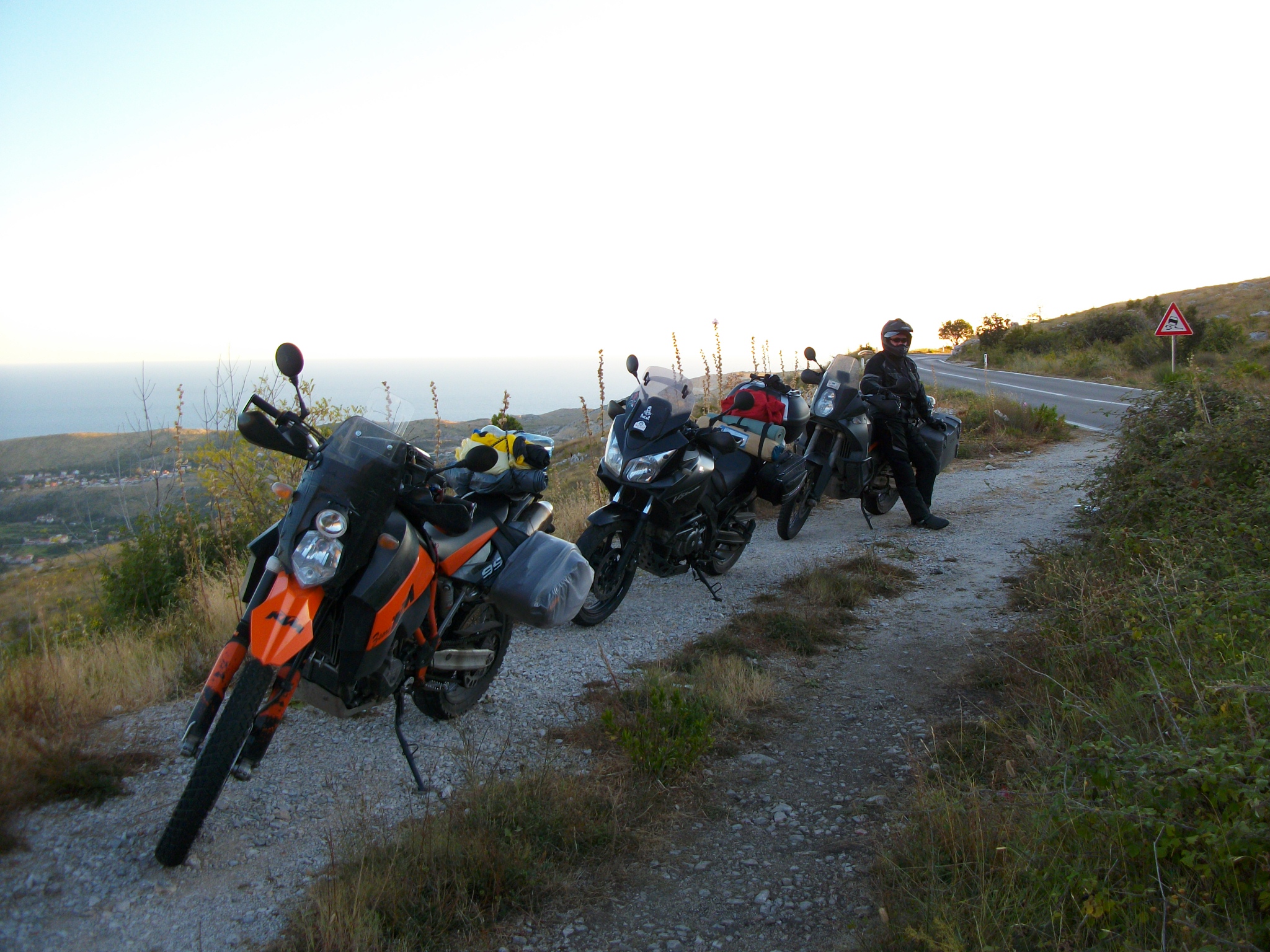 Dubrovnik kapujában a három motor: KTM950SER, Suzuki DL650, KTM990Adventure