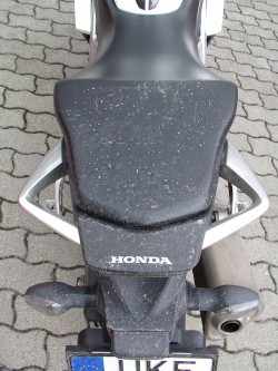 Ilyen lesz a Honda hátulja esőben... Az utas háta is!