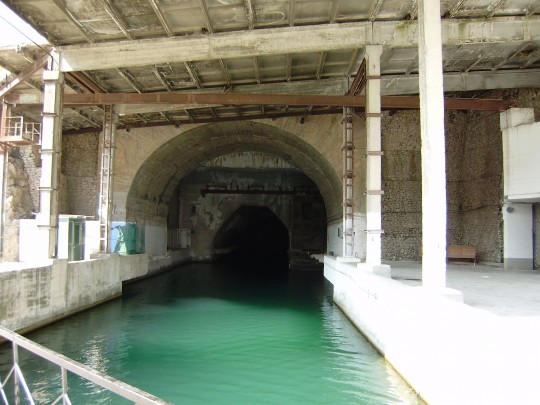 A tengeralattjáró-bunker (ma már múzeum) bejárata. Az egyik