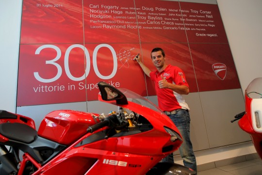 Checa és a 300. Ducati győzelem (galéria nyílik)