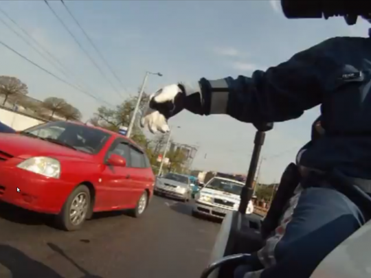 A rendőri kézjelzéseket az autóvezetők nem nagyon tudják kezelni - ez egyértelműen kiderült a filmből