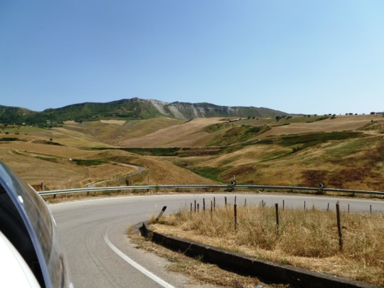 Jellemző szicíliai táj. Némi gabonával és legelőkkel, de jobbára sziklás kopárok mindenütt