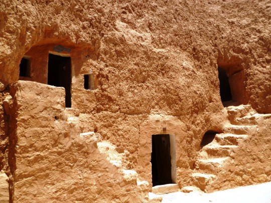 A berber házban a közös udvarról nyílnak a szinteltolással vájt helységek