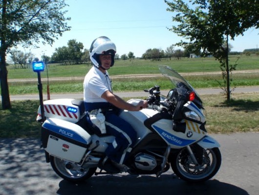 A motoros kíséretünket már az új R900RT rendőrmotorokkal látták el a fiúk