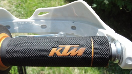 Nem találjuk meg a szokásos beszállítók márkajelzéseit, itt minden a KTM logót viseli