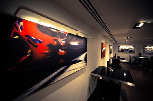 Hogy a falakat hatalmas Ducati-poszterek borítják, az még mind semmi...