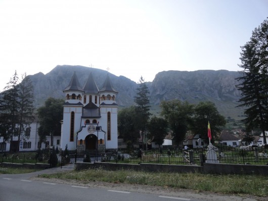 A torockói román templom, mögötte pedig a fenséges szépségű Székelykő