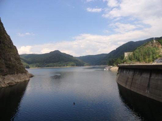 A Vidraru tó a létrejöttét jelentő gátról nézve