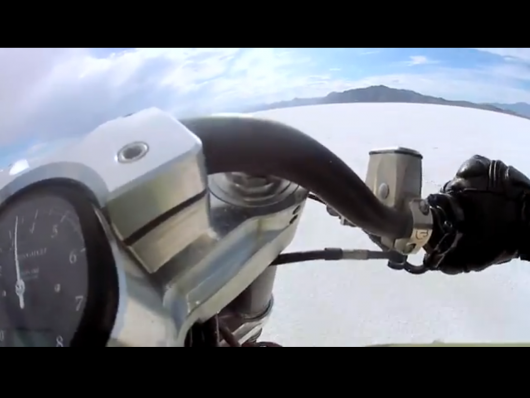 A videóban a pilóta szemével is láthatjuk a száguldást a bonneville-i tómederben