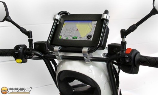 A Motit robogóinak műszerfala egy GPS-ként is funkcionáló egység