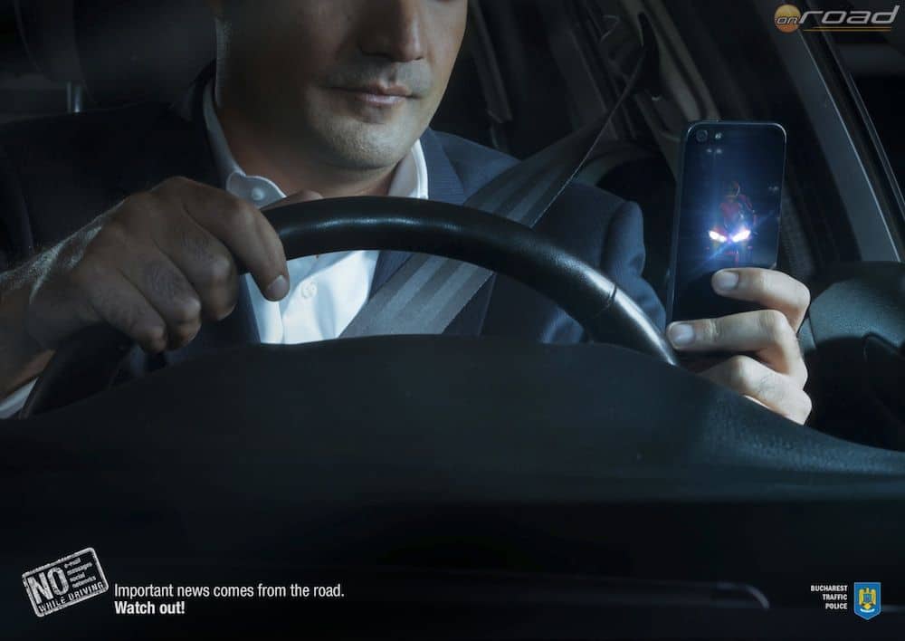 Aki a mobil kijelzőjével foglalkozik vezetés közben, az gyakorlatilag vakon közlekedik