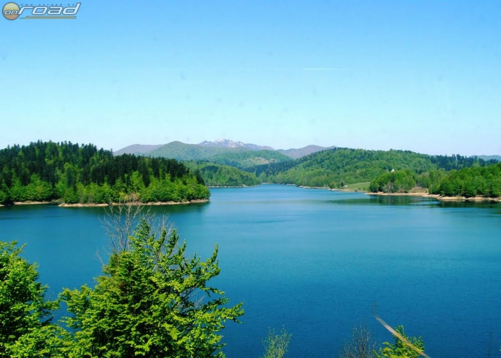 Meseszép kék vizű tó Lokve mellett