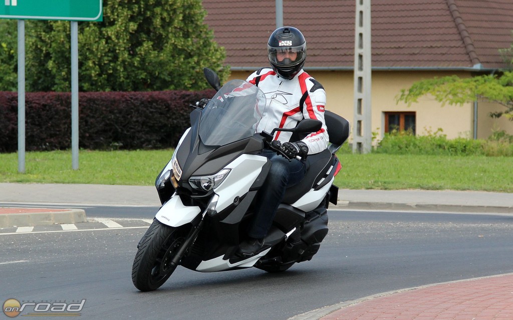 Sportrobogóként hirdetik, azonban a sportosság a dizájnban kimerül - ennek ellenére egy szerethető és praktikus hétköznapi társ a Yamaha X-Max 400