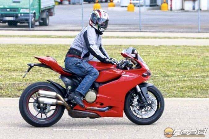 Az új kialakítású dupla kipufogóval már valamivel jobban mutat a Ducati