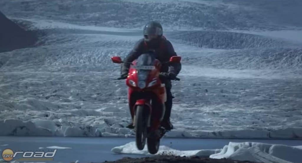A Hero Karizma ZMR a reklám szerint sarkvidéki körülmények között is megállja a helyét