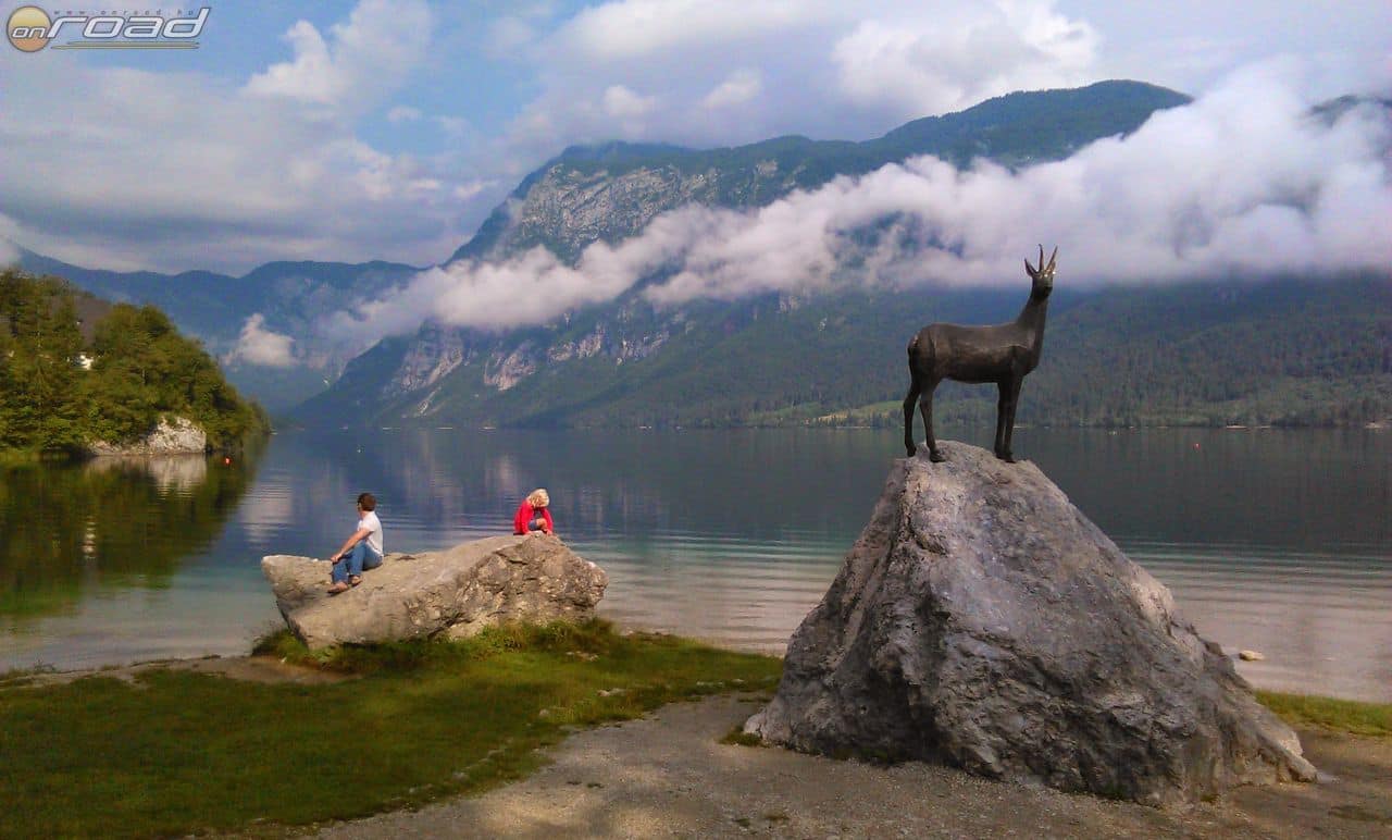 A Bohinji tó partján a legendás kecskebak szobra