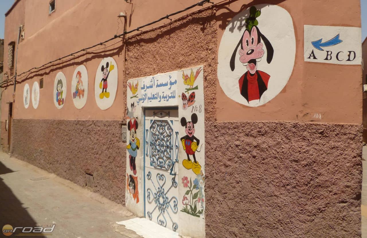 Üde színfolt a világi kisiskola a medina komor falai között