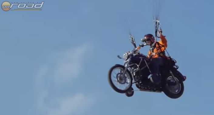 Eddig ilyen még nem volt: egy Harley-Davidson önerőből a levegőbe emelkedett!