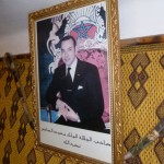 Marokkó túra onroad 115 Személyi kultusz,  király képe a recepción