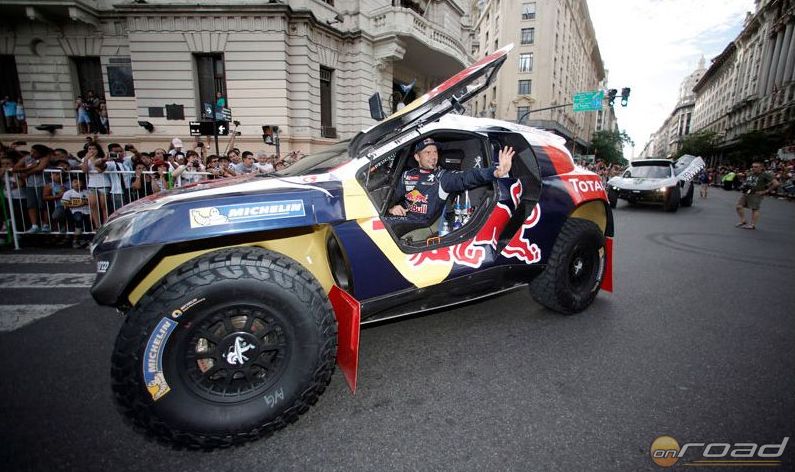 Cyrill Despres egy Peugeot volánjánál - az első napot a 33. helyen zárta, több mint 10 perc hátránnyal