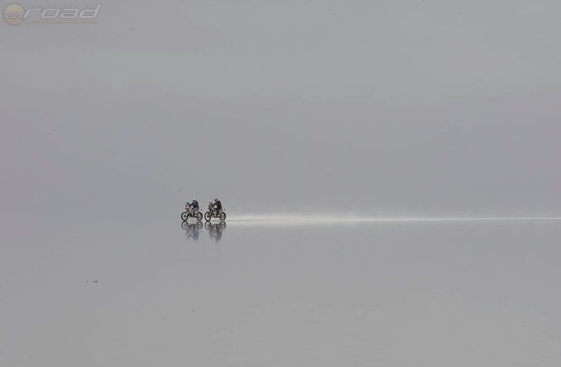 A szakasz elején ennyit lehetett látni - a tómederben visszatükröződik a ködös légkör, így szinte lebegnek a motorok