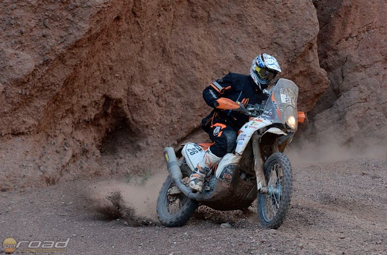 Toby Price annak ellenére, hogy ez az első Dakarja, hihetetlenül jól szerepel