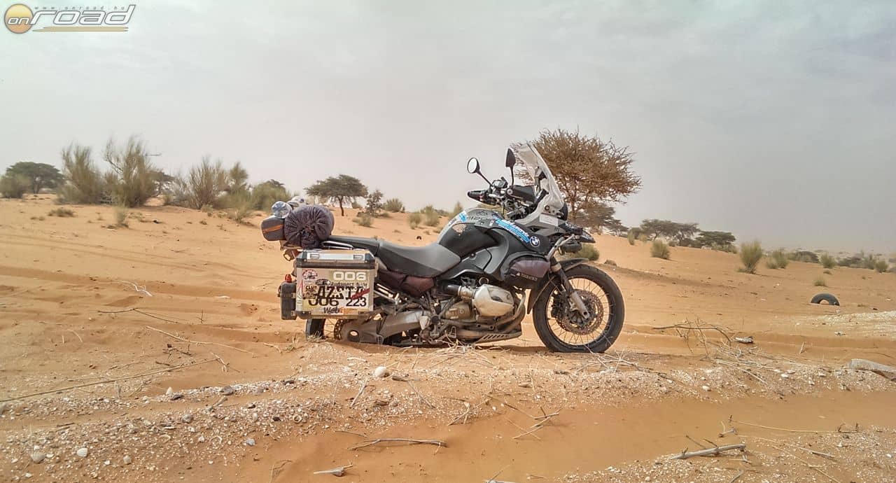 Mauritánia sivatagi részén teltek az órák