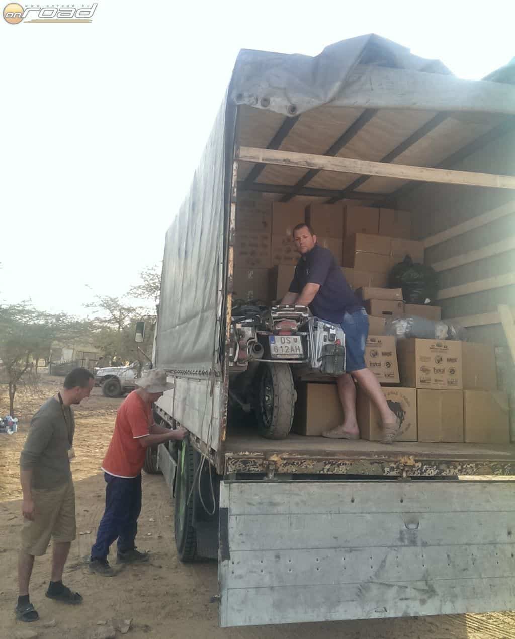 A motor az egyik adományos teherautóban utazott tovább Bamako felé