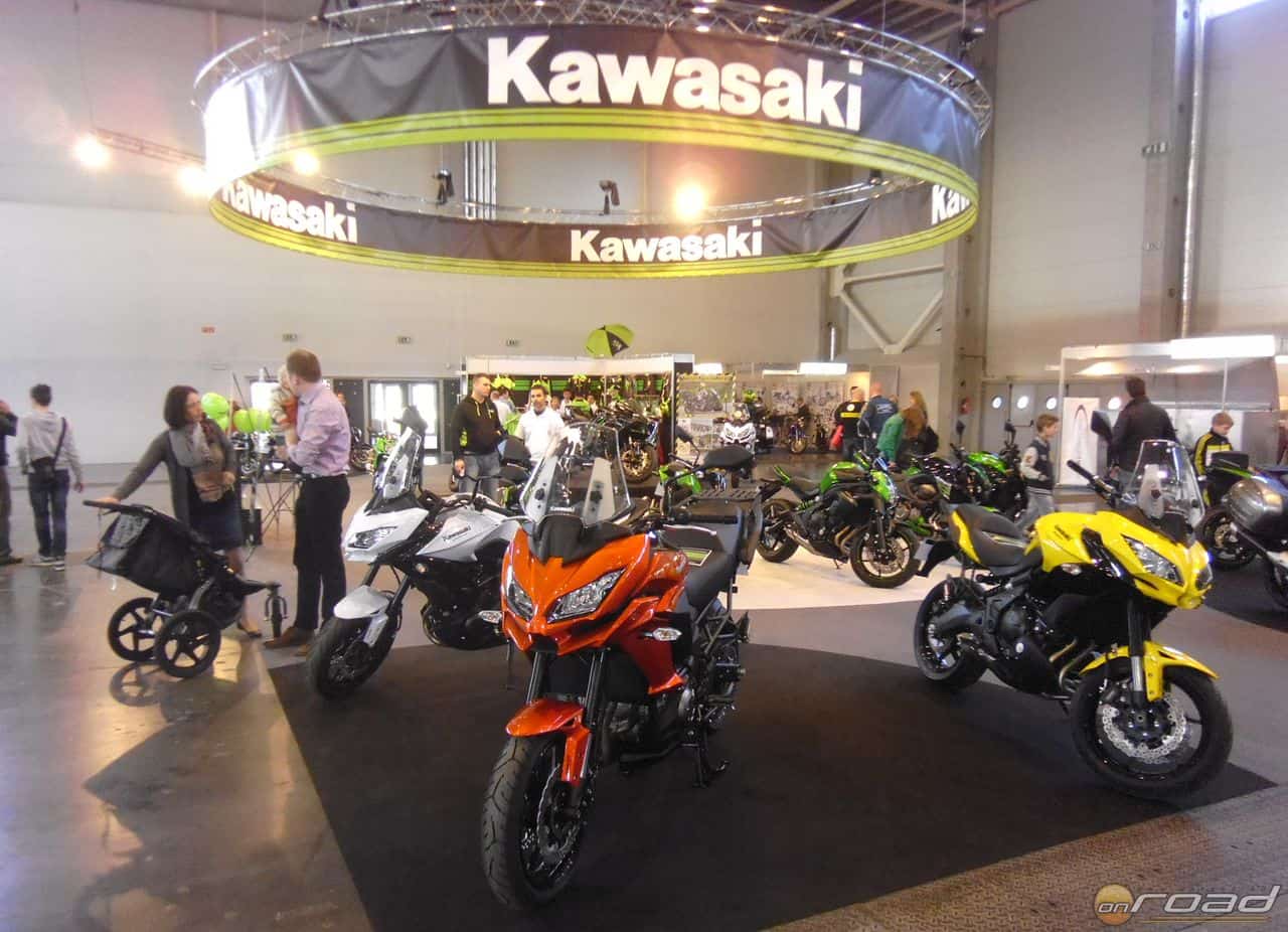 A Kawasaki stand középpontjában a széles érdeklődésre számot tartó utcai gépek vannak