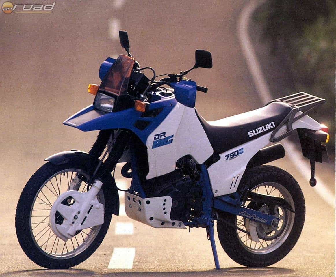 A motorokon használt csőrt a Suzuki DR Bignek köszönhetjük