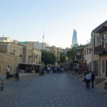 Útvonalbiztosítás Baku túra Onroad 20150613_Baku óvárosa_héttérben a jelenkor épületei