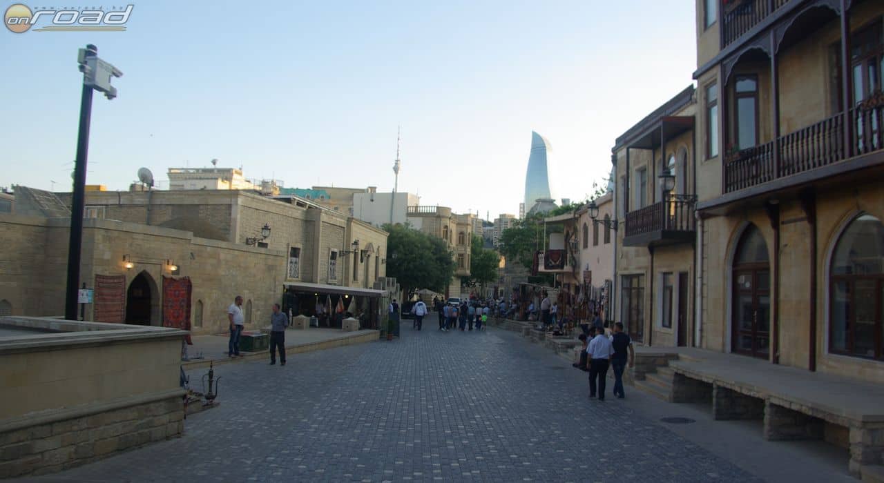 Baku óvárosa - háttérben a jelenkor épületei