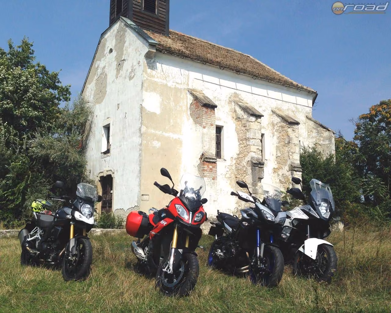 Erre a szép helyre egy kellemes ösvényen kellett feljönni. A Yamaha így is leverte a hasát, a BMW majdnem, a V-Strom nem, a KTM pedig mosolyogva sétamotorozott
