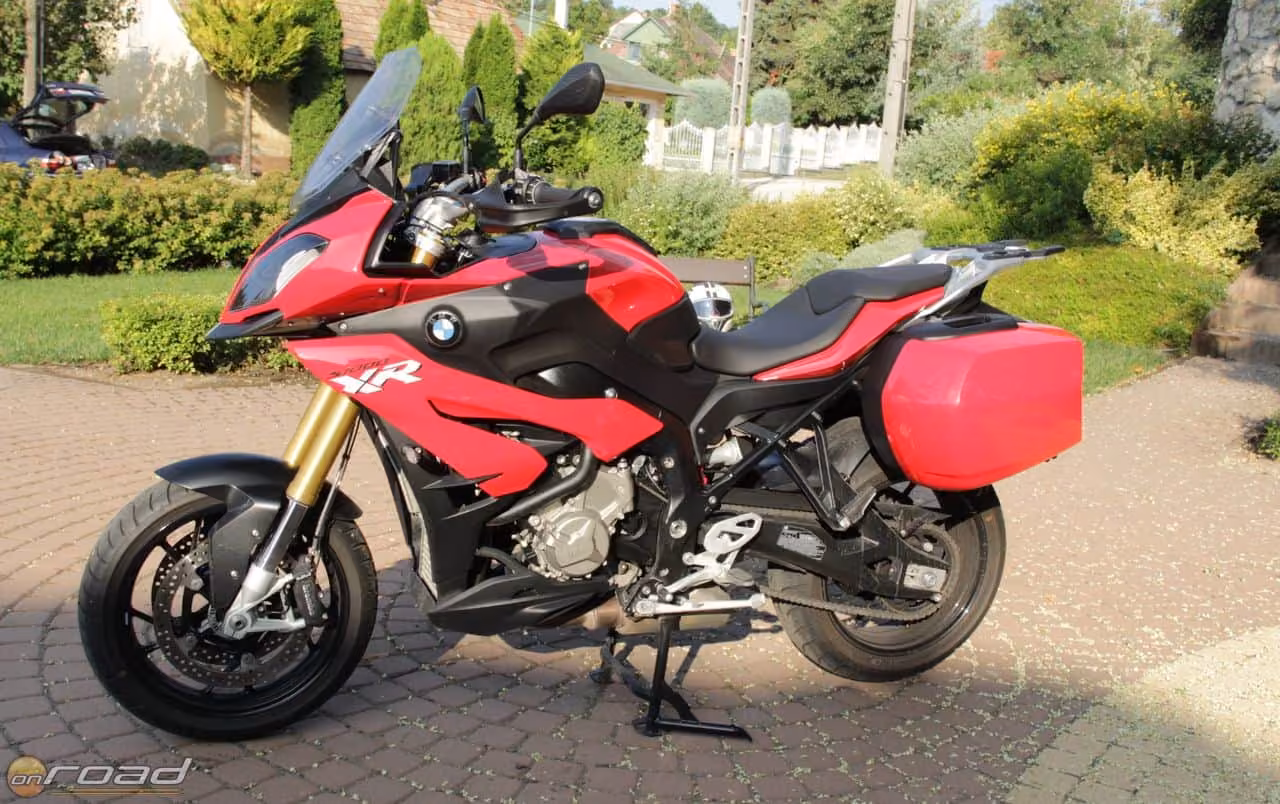 A BMW S1000XR igazából egy sportmotor, csak hosszabb lábakon közlekedik