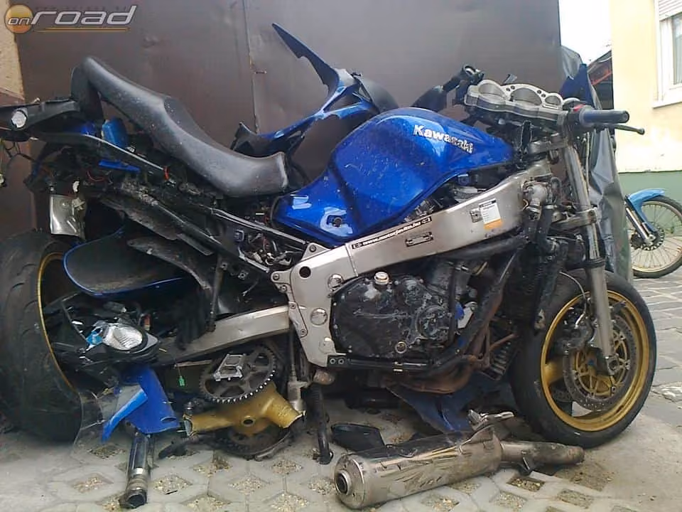 Ez maradt a Kawasakiból. 70 ezerért vitték el a roncsot