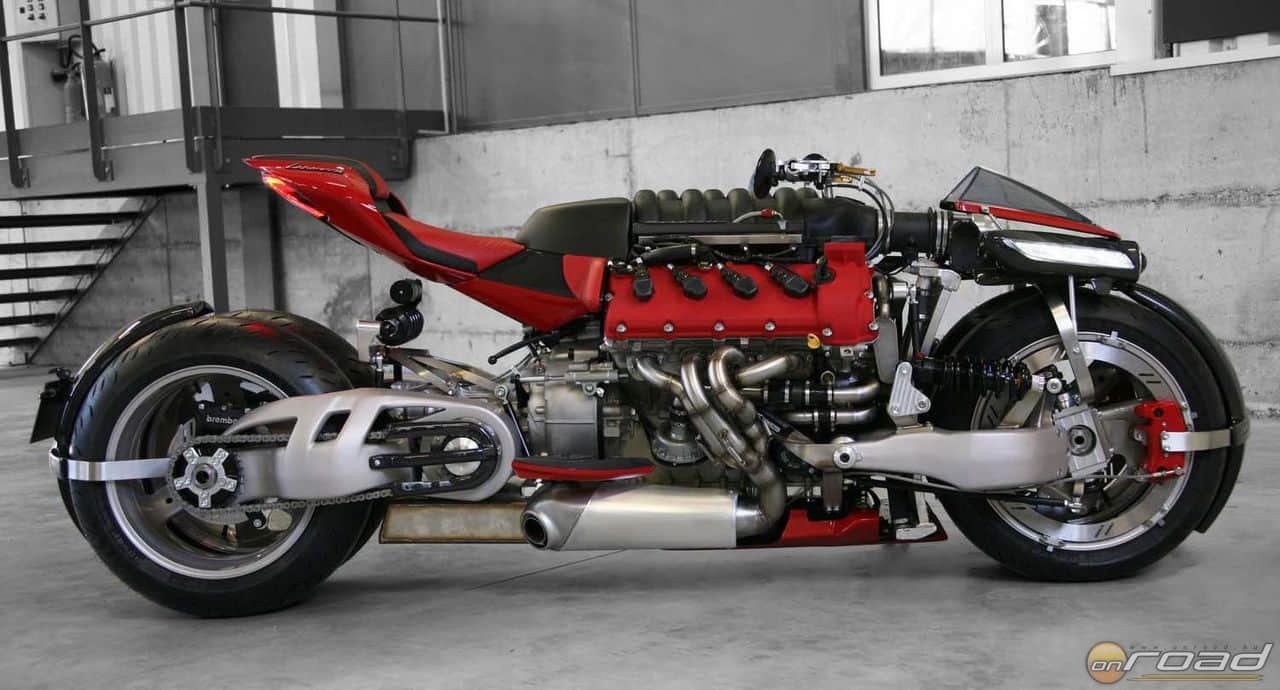 Az ott középen egy V8-as Maserati blokk. 470 lóerőt és 620 newtonmétert szabadít a hátsó kerekekre